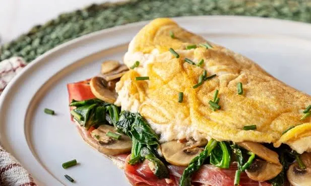 Receita de Omelete de Claras com Espinafre e Tomate para o Dia a Dia