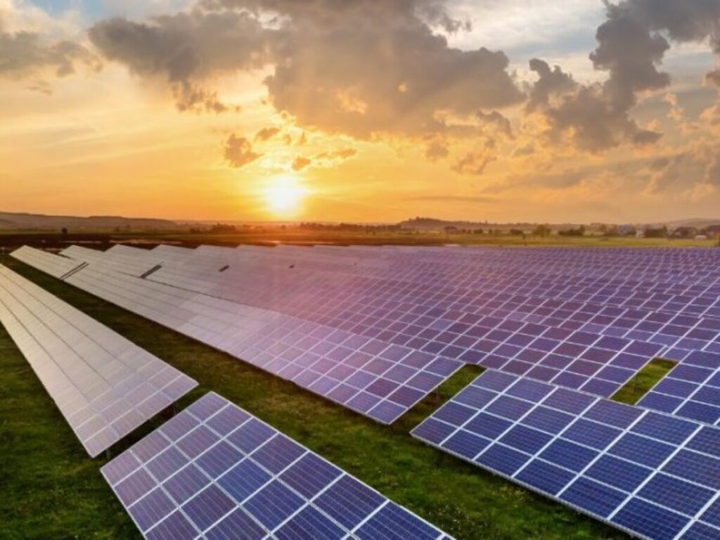 Campo de painéis solares