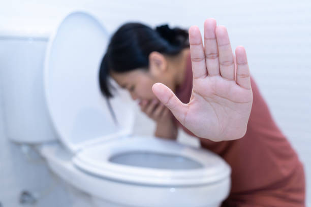 Mulher vomitando no banheiro 